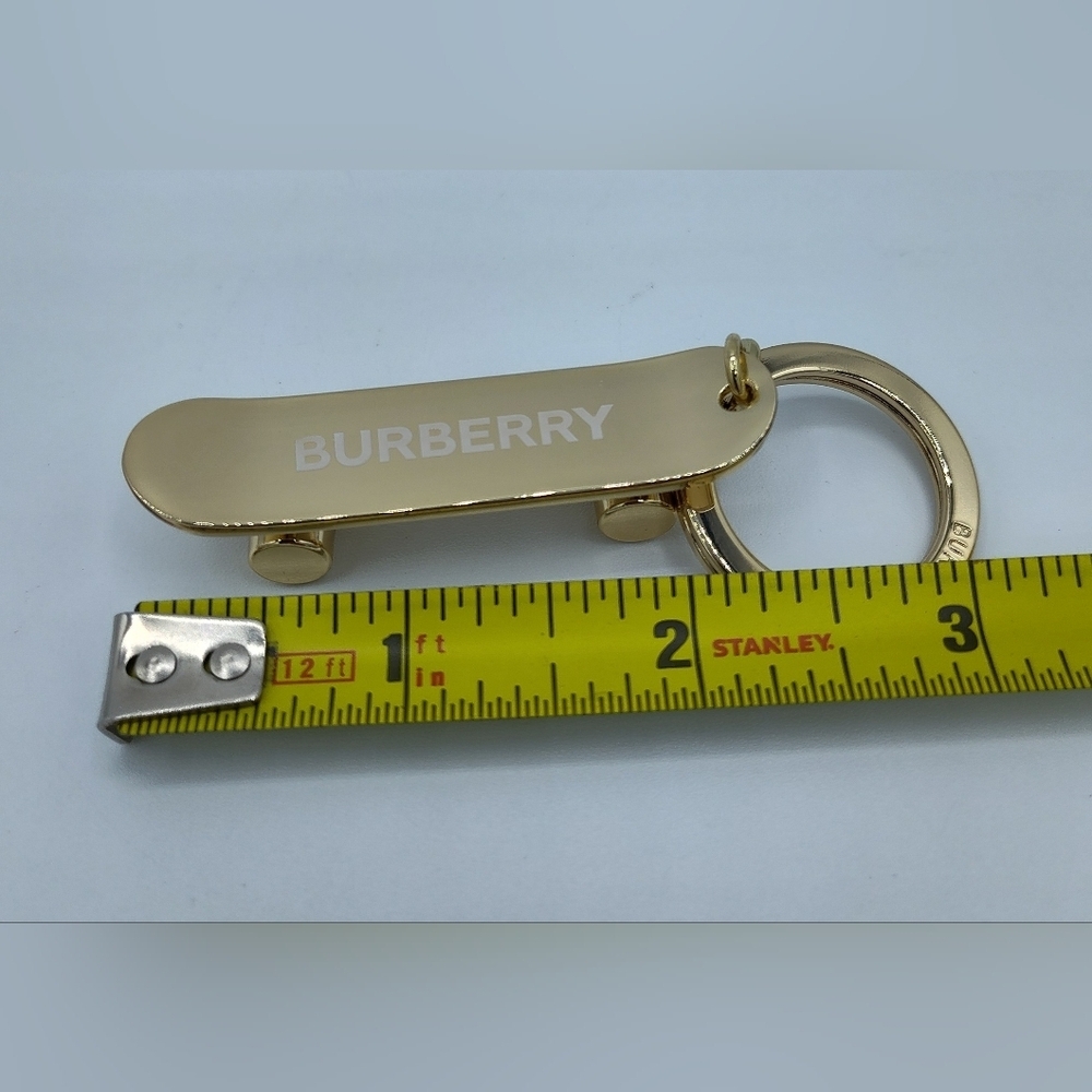 Burberry HER Gold Skateboard Keychain 2019 Limited Edition Rolling GWP NIP - Picture 3 of 5